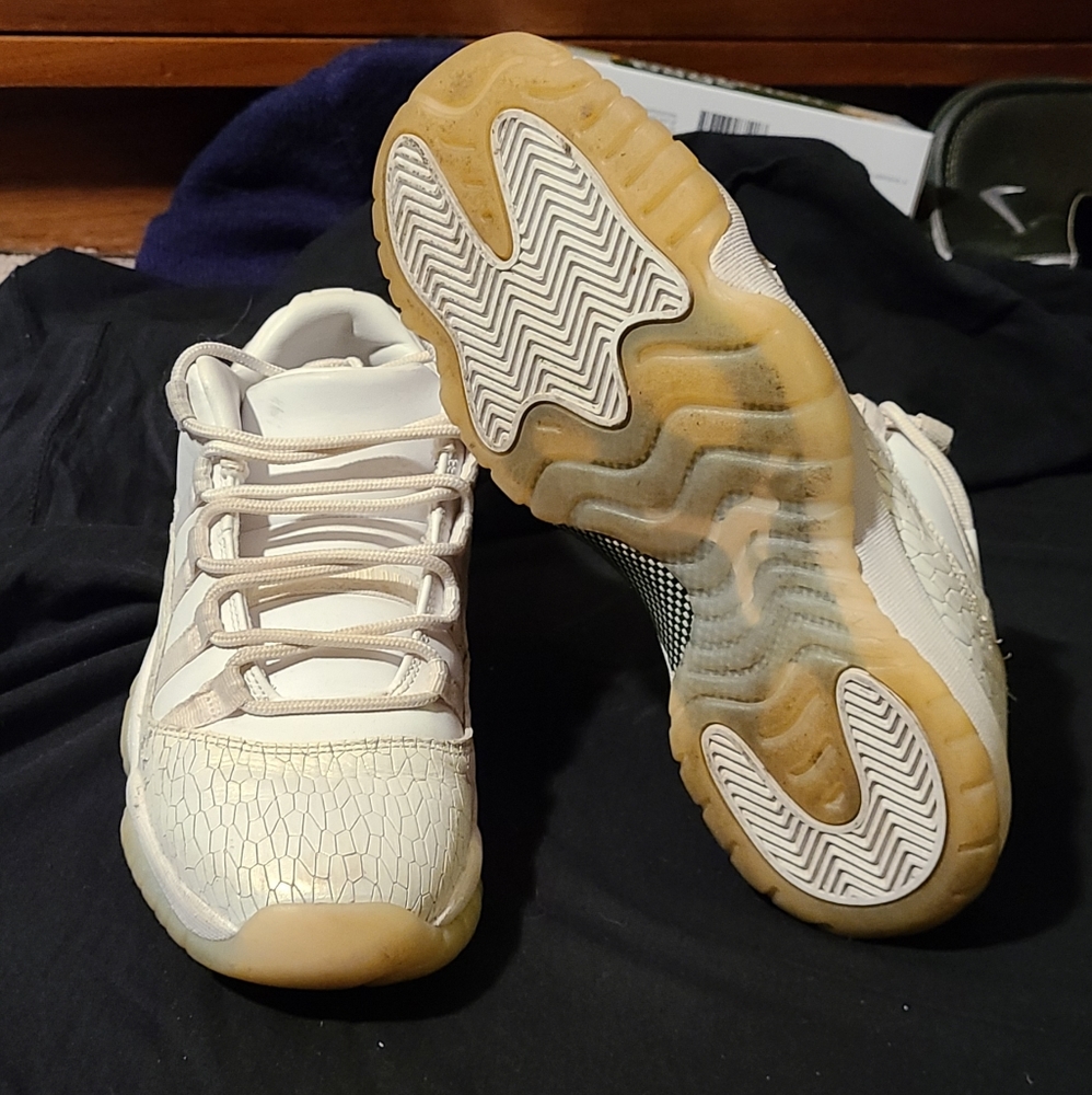 Jordan 11 Retro Low Heiress Pure Platinum